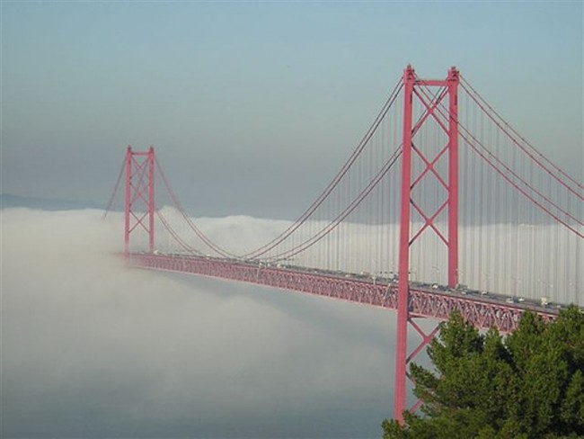 25_de_Abril_Bridge_2007.jpg