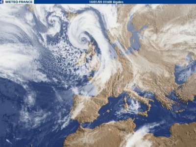 Frank presiune estimata la centru 939mb.jpg