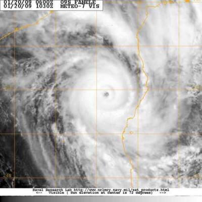 Fanele la intensitate maxima-100kt-927mb (2).jpg